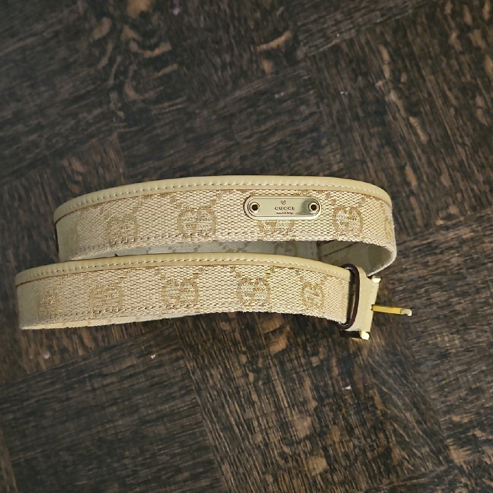 Gucci Beige Monogram Signature Belt with Gold Buckle - Picture 2 of 6